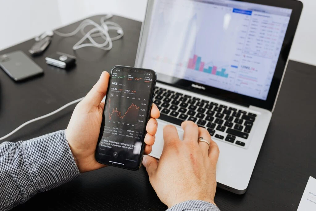 Power BI Kosten - Anwender mit Handy und Notebook