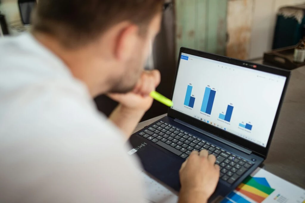 Business Intelligence im Controlling - User mit Notebook