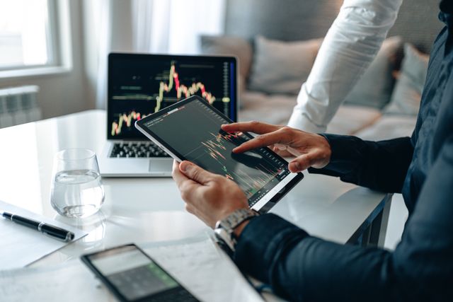 Power BI vs Tableau vs Qlik:: Manager bei der Arbeit