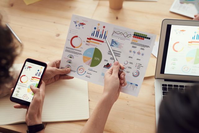 Power BI Visuals - Controlling-Mitarbeiterin mit Ausdruck